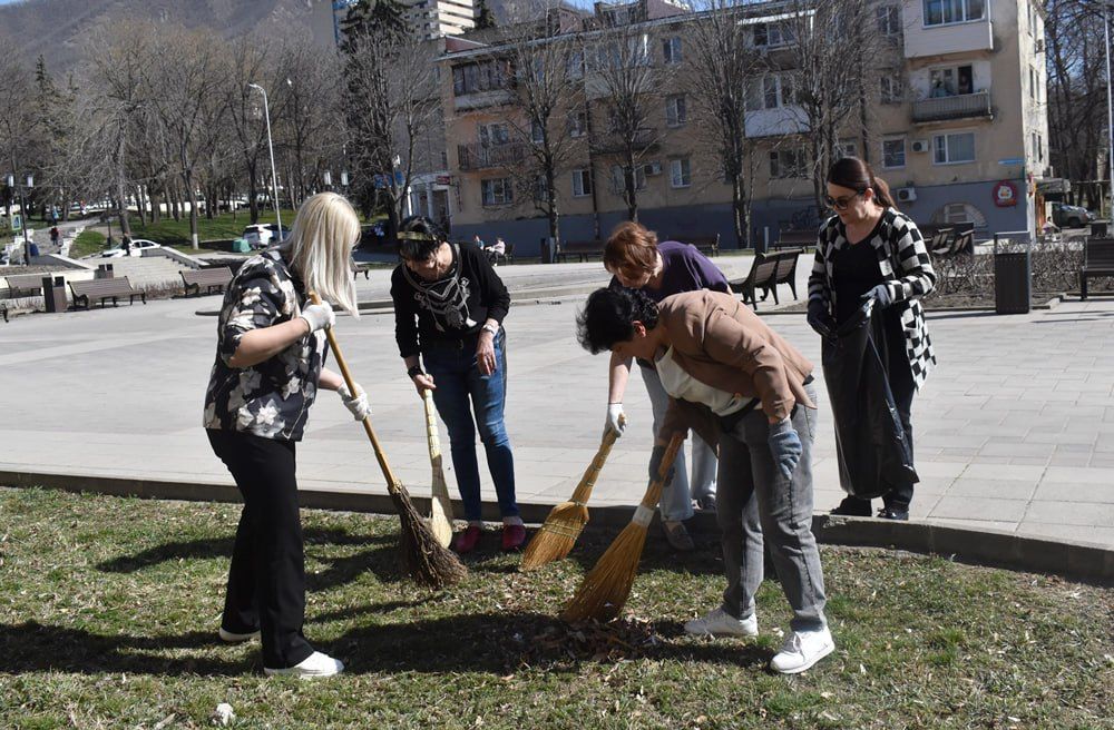 Более 13 тысяч пятигорчан приняли участие в генеральной уборке города-курорта.