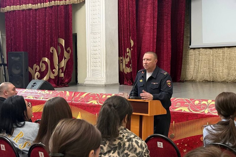 На общегородском родительском собрании в Пятигорске обсудили проблемы кибербезопасности и аварийности на дорогах города.
