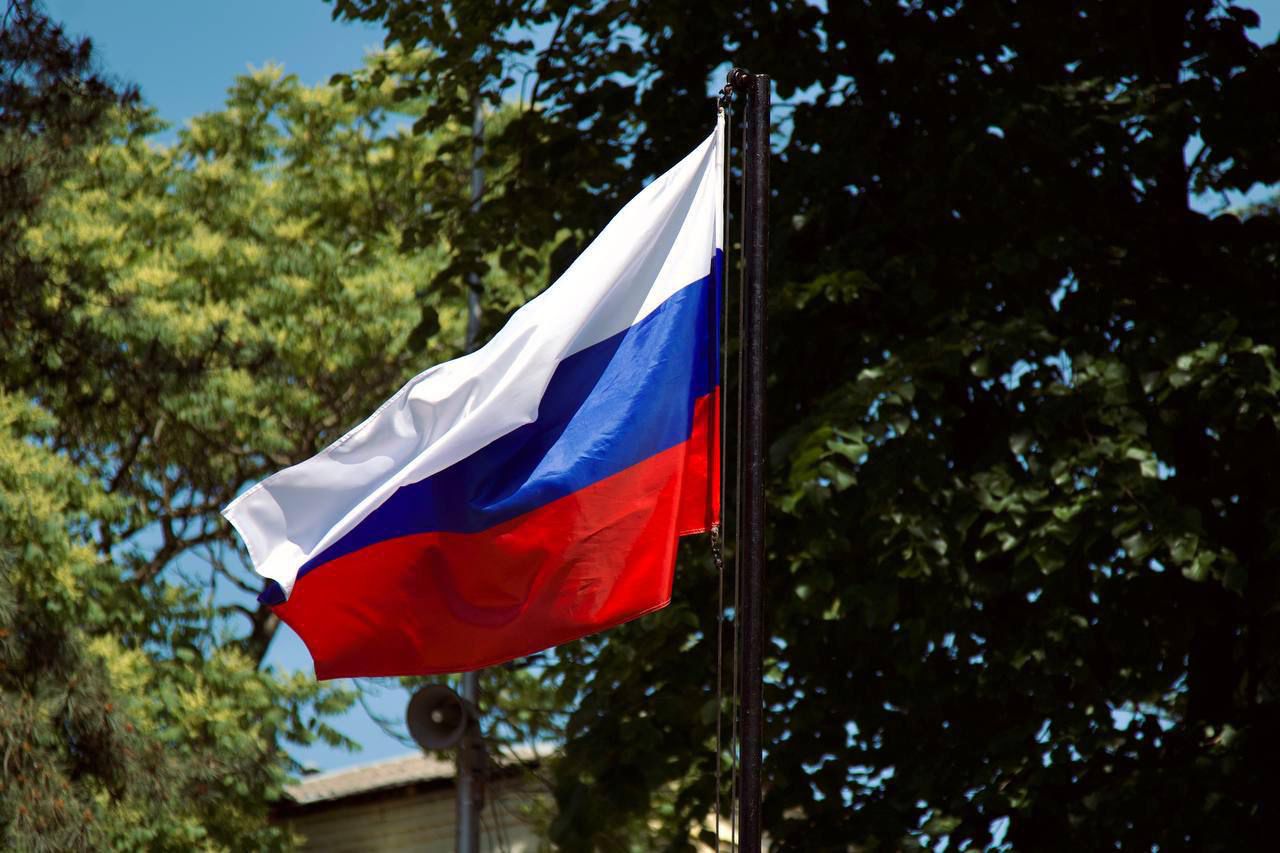 В Пятигорске День России отметили поднятием государственного флага.