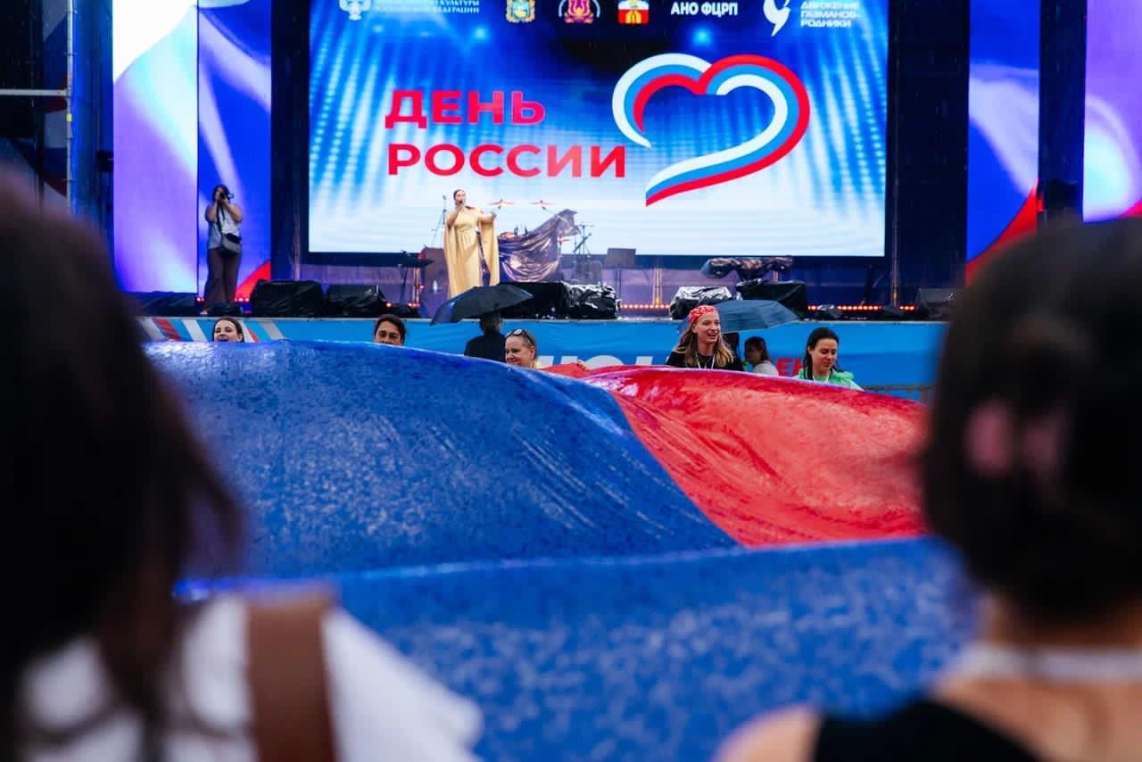 Волонтеры Ставрополья и ЛНР развернули флаг России на центральной площади Пятигорска.