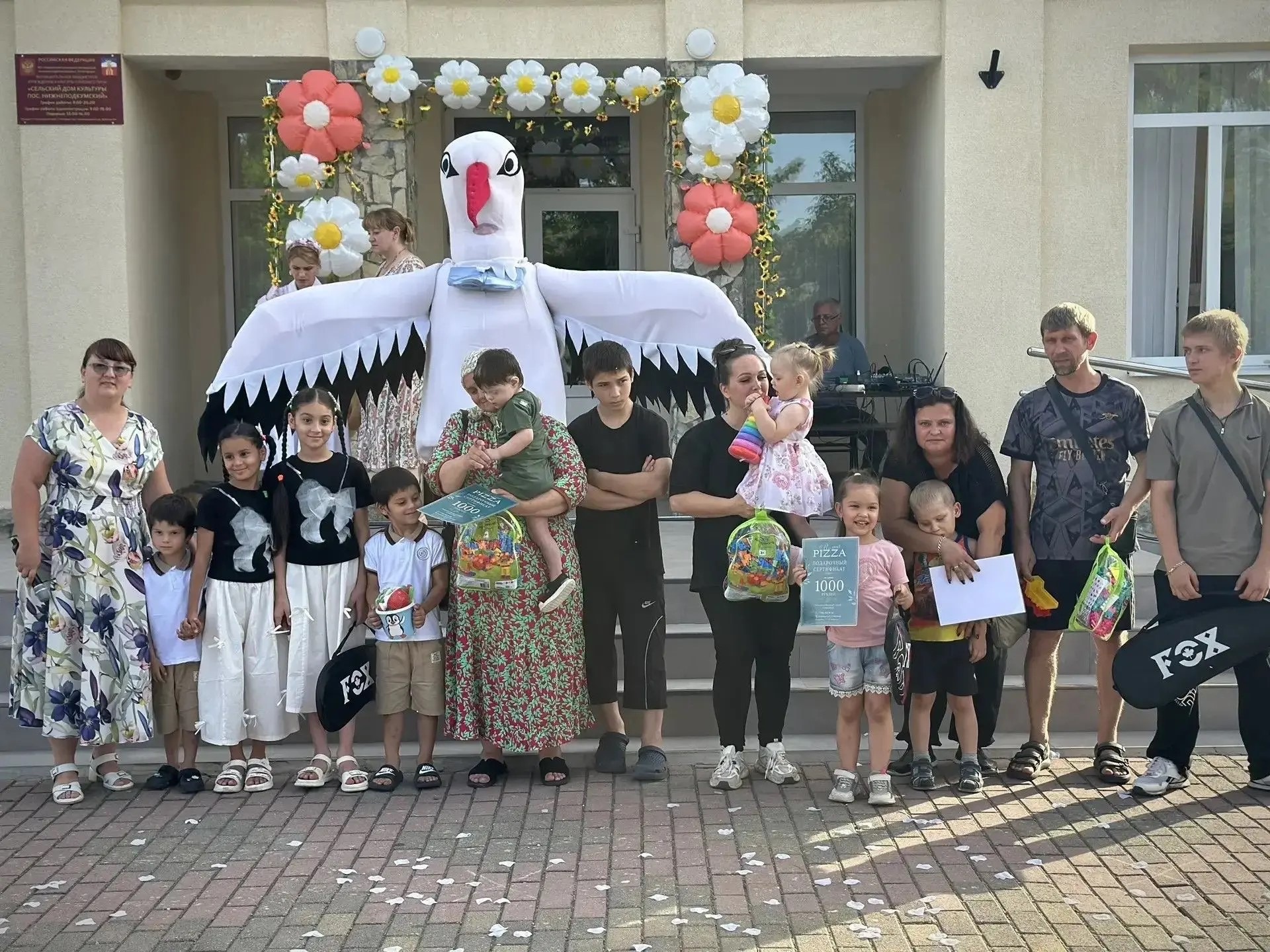 «Всё начинается с любви»: как отметили День семьи, любви и верности в посёлке Нижнеподкумском и станице Константиновской.