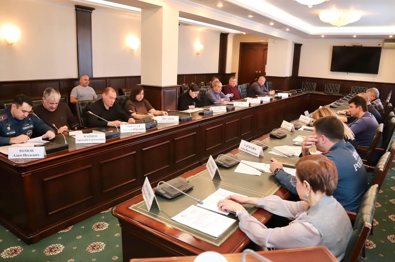Подготовку к сезону паводков и ландшафтных пожаров обсудили на совещании в Пятигорске.