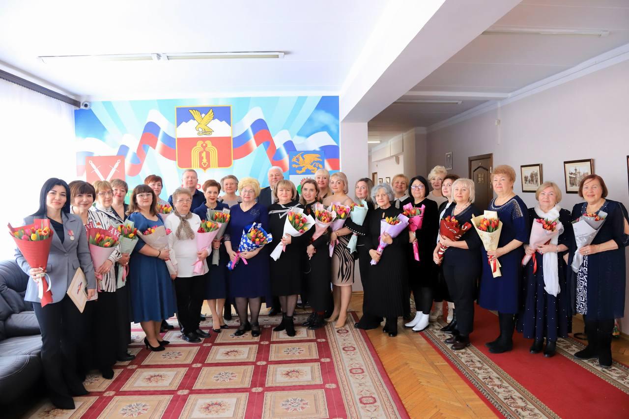 В Пятигорске актив Женсовета поздравили с Международным женским днем.