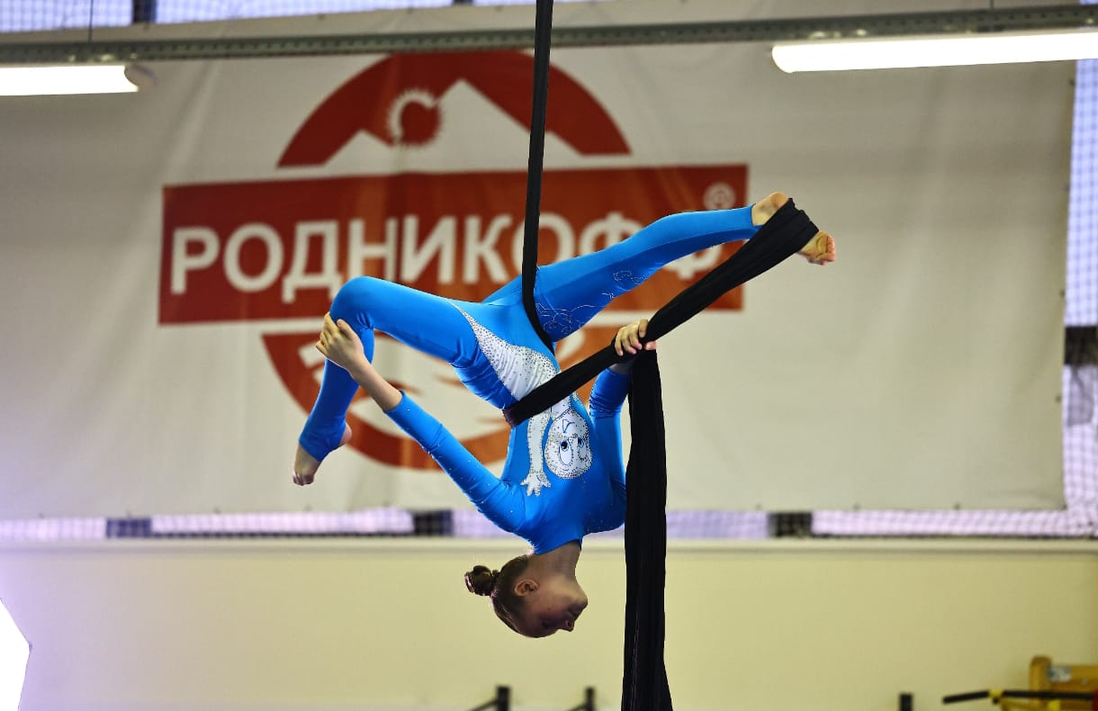 Свыше 100 спортсменок собрали в Пятигорске региональные соревнования по воздушной гимнастике «Крылья Кавказа».
