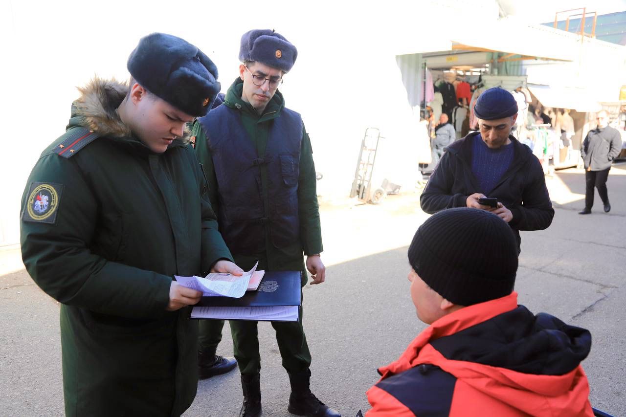 В Пятигорске выявляют не вставших на воинский учет мигрантов с паспортами РФ.