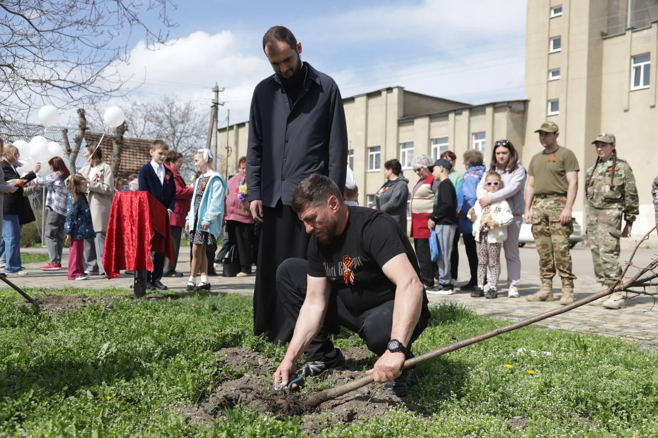 В станице Константиновской открыли Аллею Славы «Свои Герои».