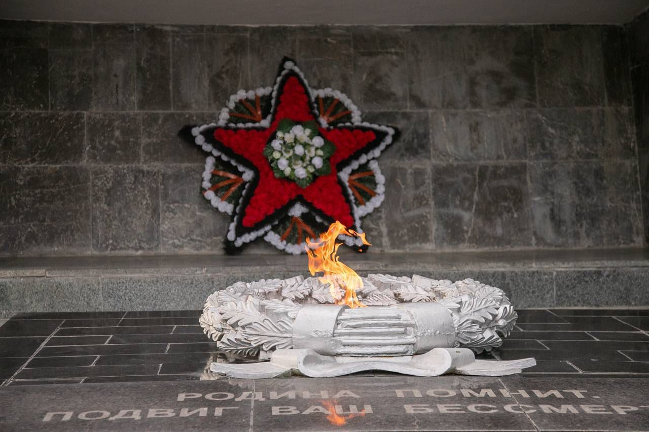 На Воинском мемориале в Пятигорске зажжен Вечный огонь.