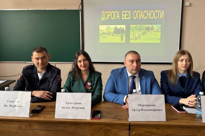 Безопасность на дорогах города – главная тема круглого стола в пятигорском лицее №20.