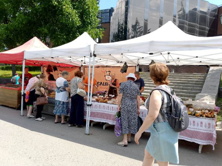 Свыше 70 участников представили свою продукцию на продовольственной ярмарке в Пятигорске. Свыше 70 участников представили свою продукцию на продовольственной ярмарке в Пятигорске.