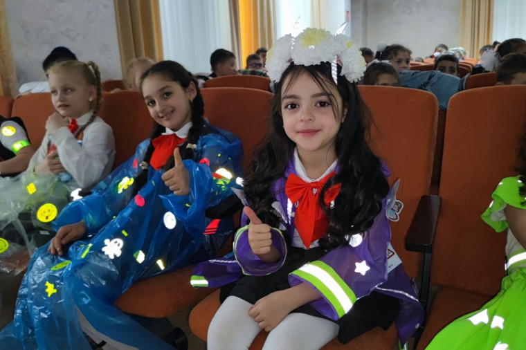 Пятигорские гимназисты создали коллекцию повседневной и праздничной световозвращающей одежды. Пятигорские гимназисты создали коллекцию повседневной и праздничной световозвращающей одежды.