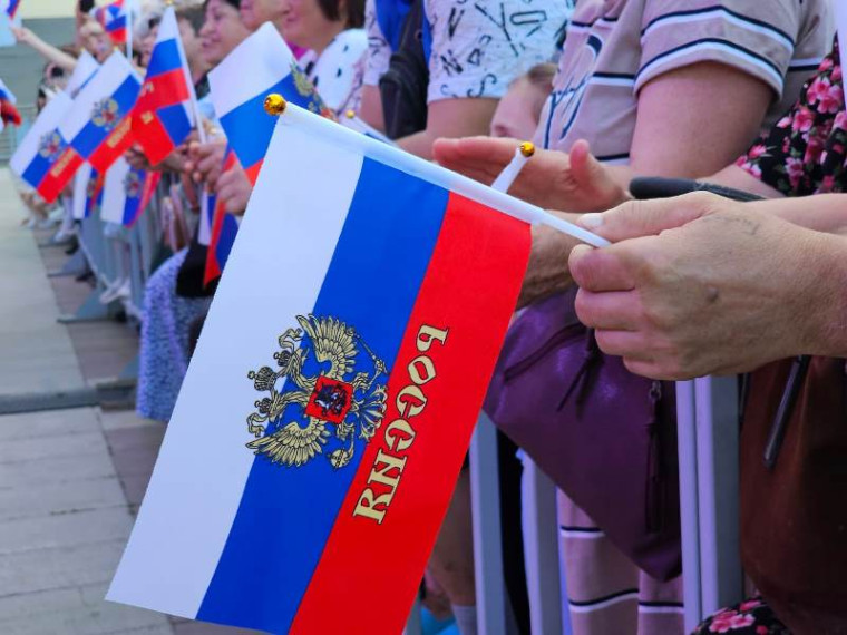В День России заслуженная артистка РФ Зара спела государственный гимн на праздничном концерте в Пятигорске. В День России заслуженная артистка РФ Зара спела государственный гимн на праздничном концерте в Пятигорске.