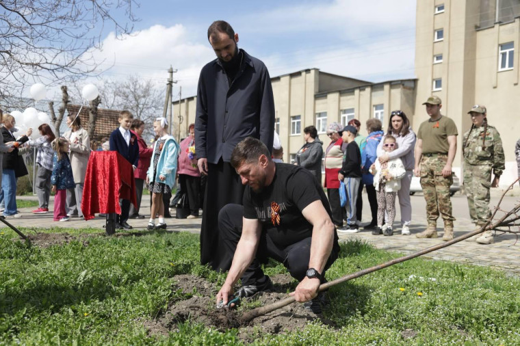 В станице Константиновской открыли Аллею Славы «Свои Герои». В станице Константиновской открыли Аллею Славы «Свои Герои».