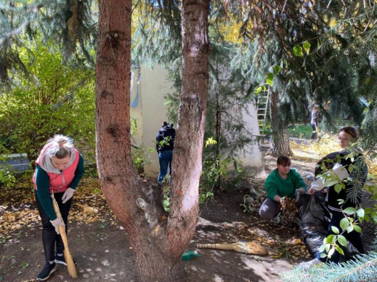 Пятигорчане вышли на генеральную осеннюю уборку города. Пятигорчане вышли на генеральную осеннюю уборку города.