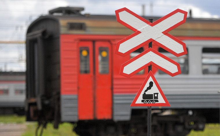 Памятка водителям транспортных средств о правилах проезда по железнодорожным переездам. Памятка водителям транспортных средств о правилах проезда по железнодорожным переездам.